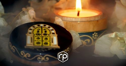 Candle box in olive wood by Le Monde de Divine