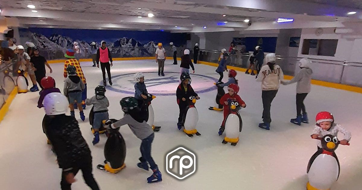 Curated visual reference: Visual Reference: Patinoire Bowling Au The Penthouse Suites Hotel
