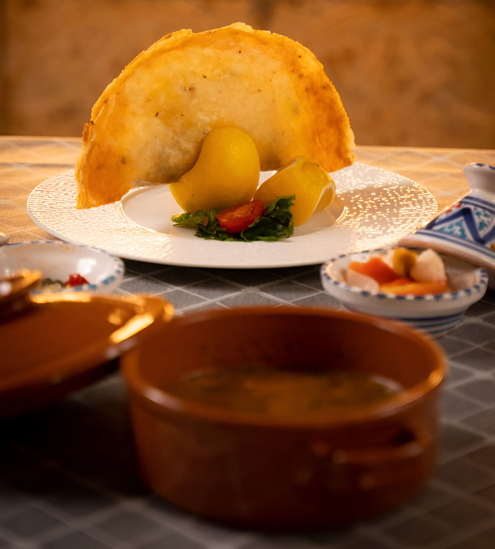 Assiette garnie de spécialités tunisiennes servies pour l'Iftar au restaurant Hekaya